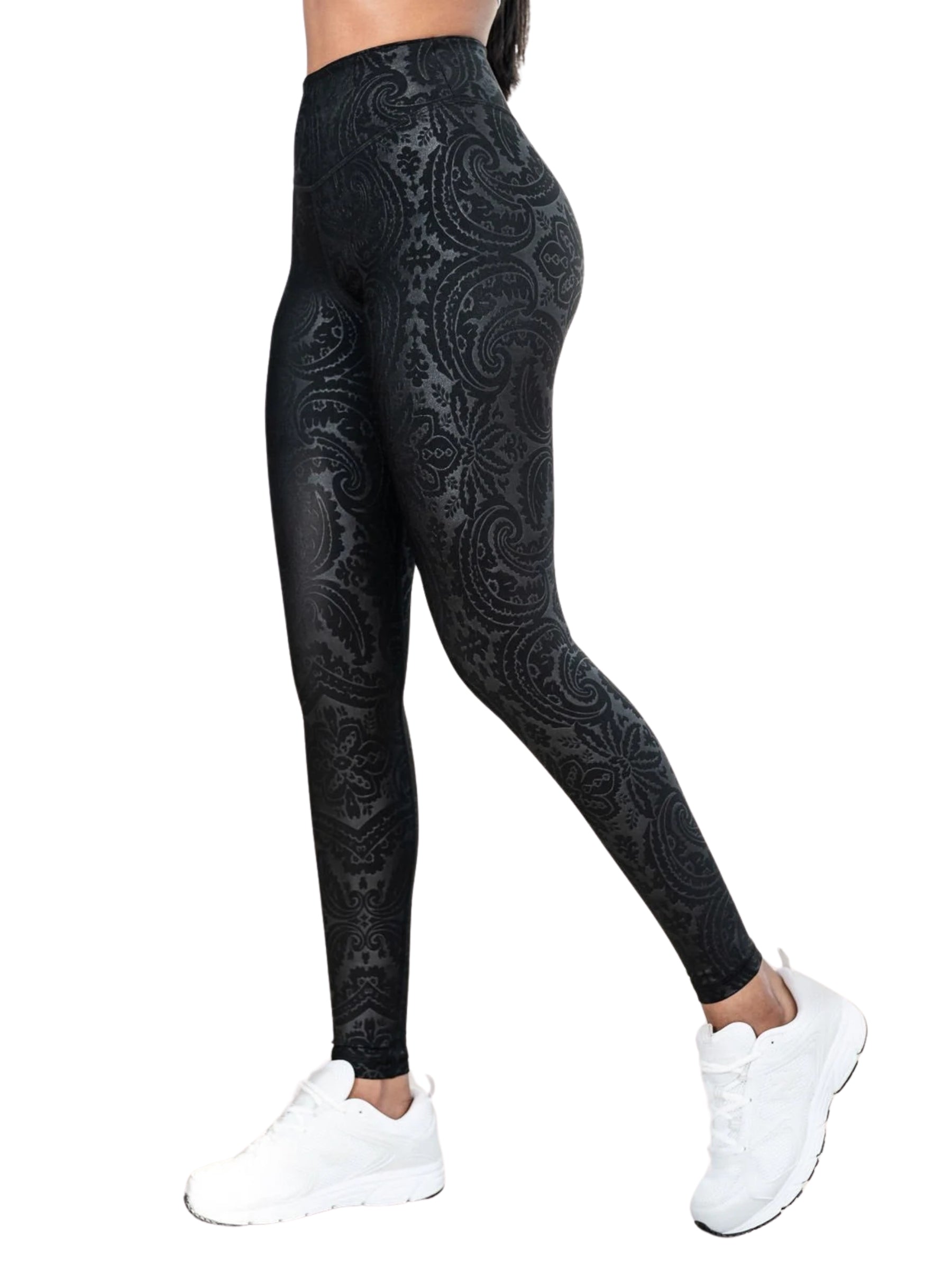 Person in hoch taillierten Lismina 467 Bilboa Leder-Look-Leggings in Schwarz und weißen Sneakers, von der Seite betrachtet.